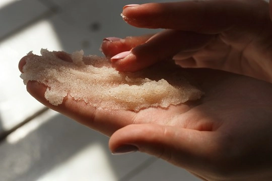 Odkryj zalety letniego rytuału "Bomba witaminowa" - Peeling, masaż i masło do ciała!